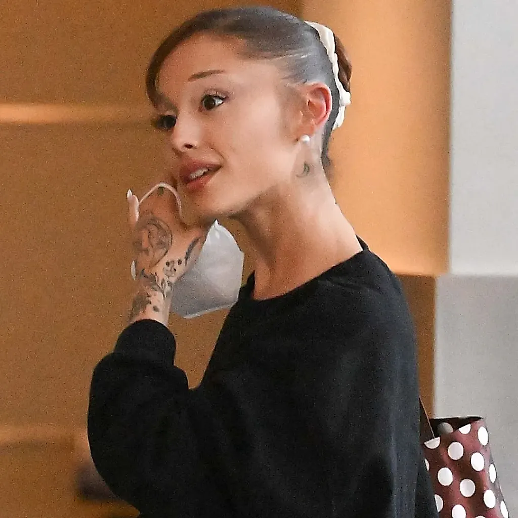 Не балетки и не туфли: гибридный стиль Ariana Grande от Sandy Liang — лучшее из двух миров