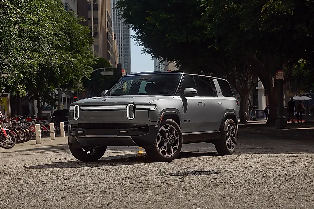 Rivian наконец слушает владельцев: долгожданные капитанские кресла в R1S