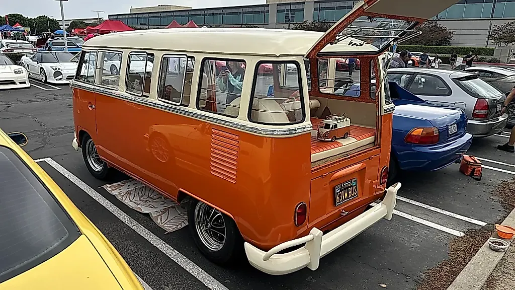 1963 Volkswagen Bus Is a Beach-Ready Cruiser