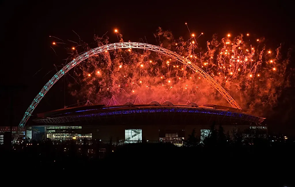 Wembley Stadium: огненное шоу вслепую