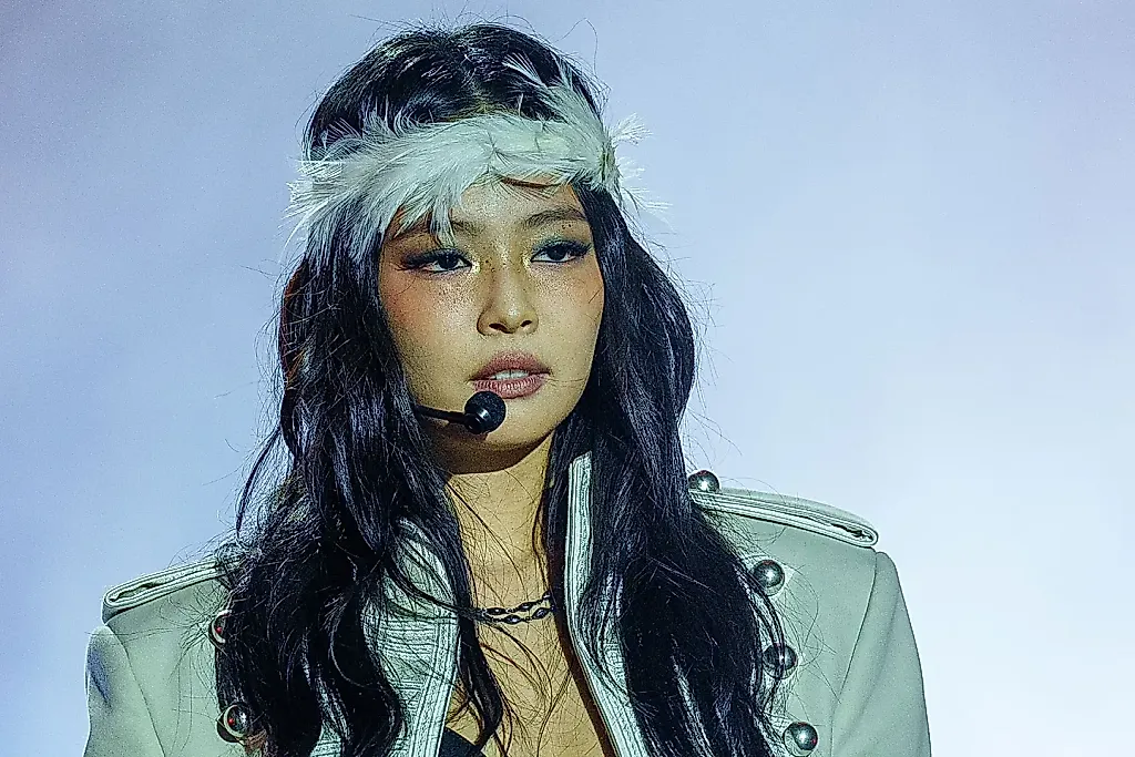 JENNIE и "разочарованный" юбилей BLACKPINK: извинения и пыльца розовых цветов