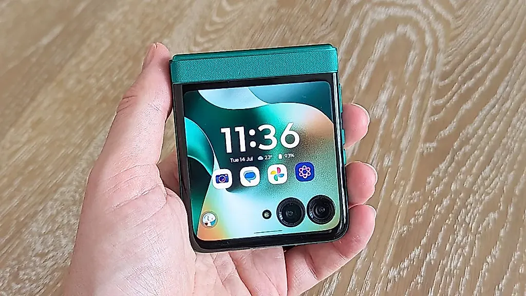Motorola Razr 2026: Модный флип — энергии не прибавилось, но держится