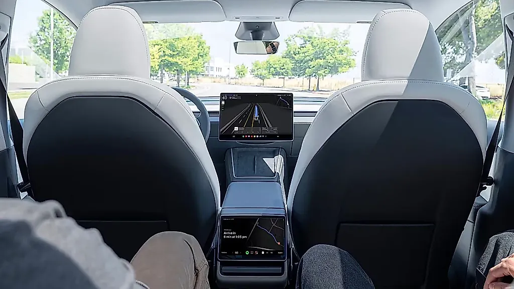 Tesla Robotaxi позорится перед запуском Cybercab