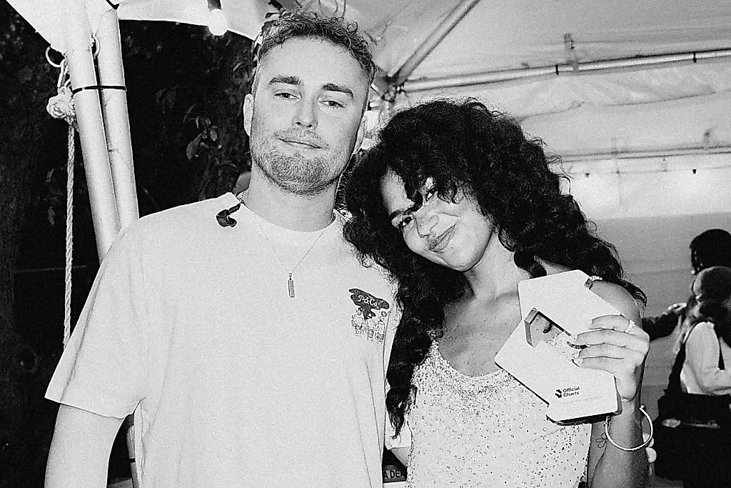 Sam Fender и Olivia Dean установили новый британский рекорд по числу недель на вершине чарта