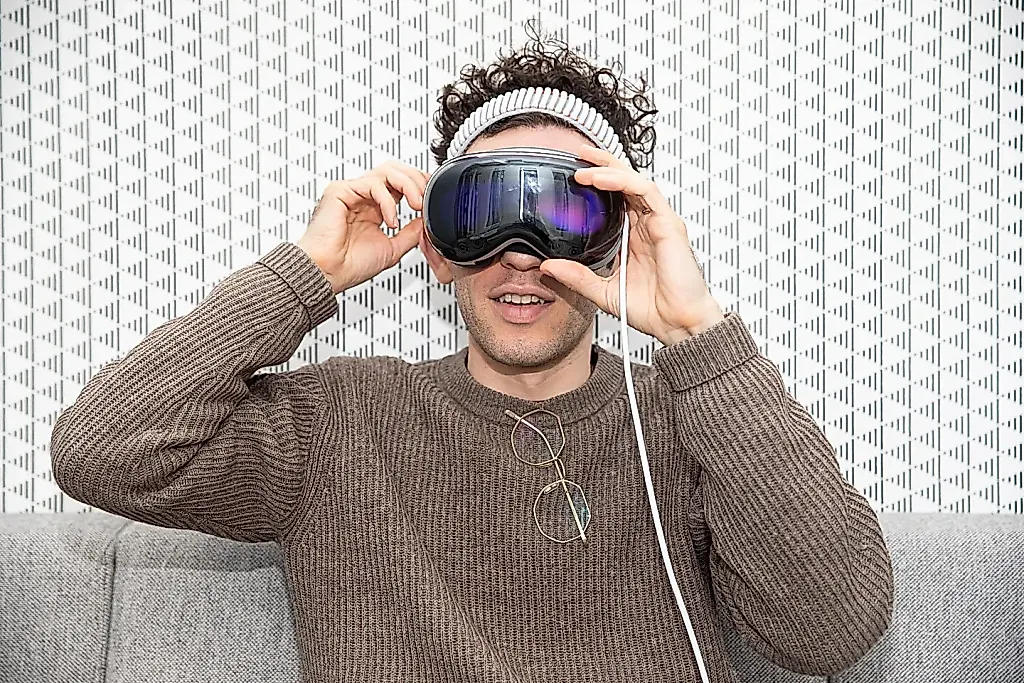 Apple сокращает сотрудников в командах Siri и Vision Pro