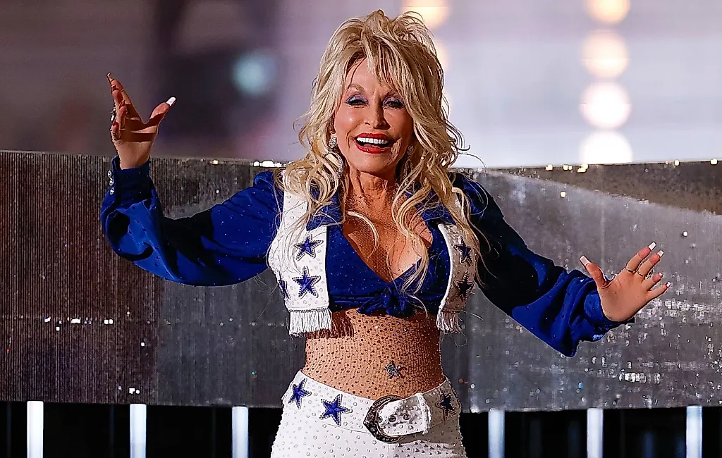 Dolly Parton готовит цифровую замену сцене