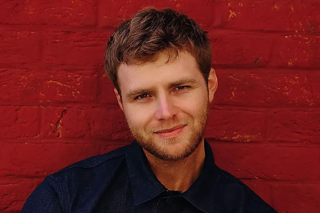 Alex Warren отменил концерт в Окленде из-за болезни