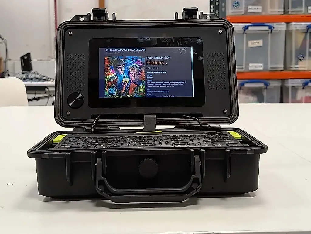 Raspberry Pi учит собирать кибердек