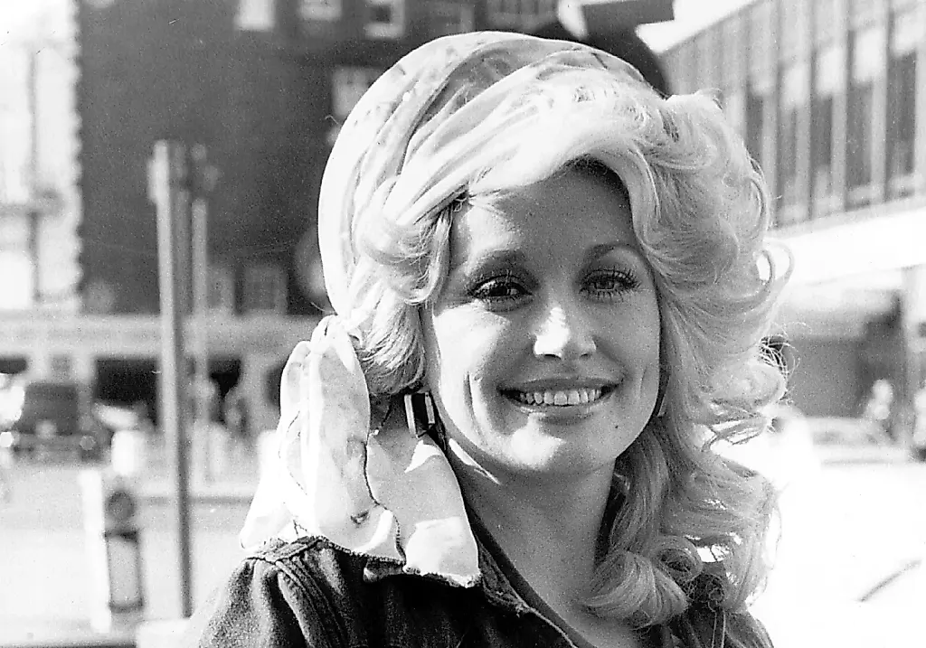 Dolly Parton снова в топ-5 Billboard 200: посмертный успех сборника стал вторым лучшим результатом в её карьере