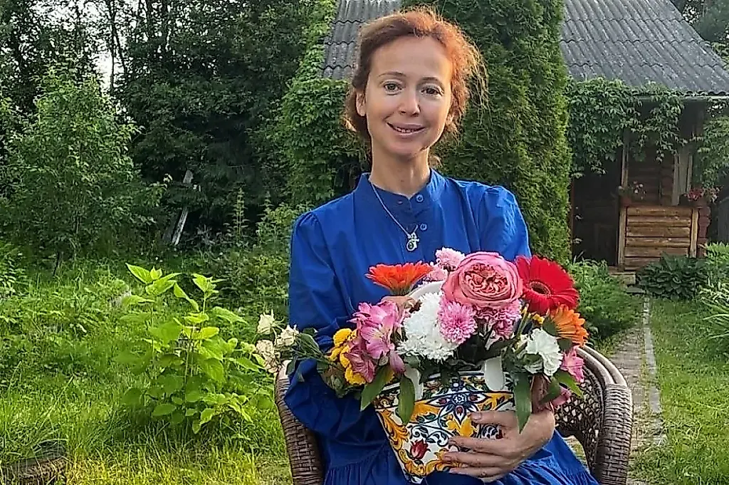 Соловьи против трассы: как Елена Захарова спасается на даче