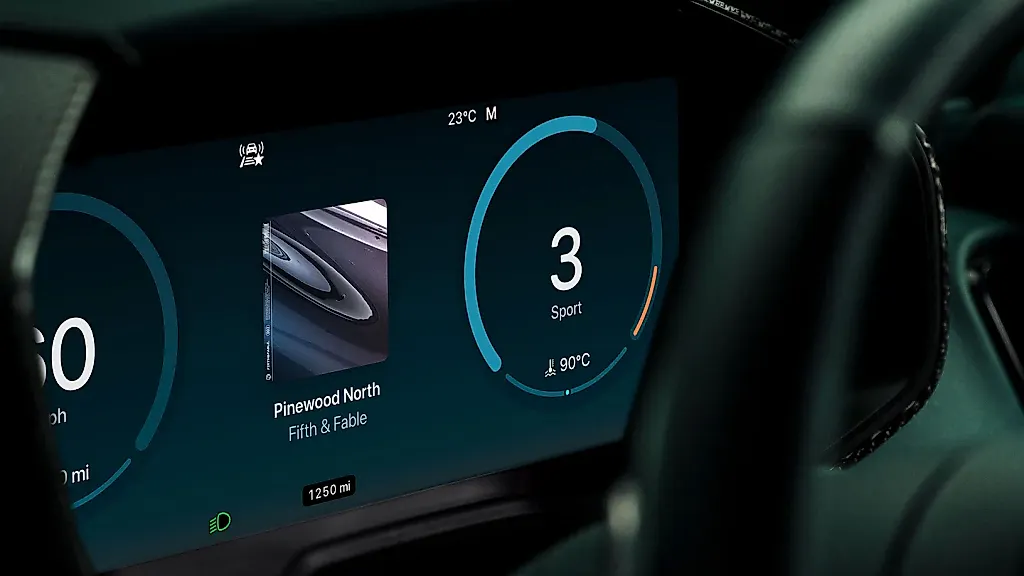 Aston Martin и Apple CarPlay Ultra: технология или выходка?