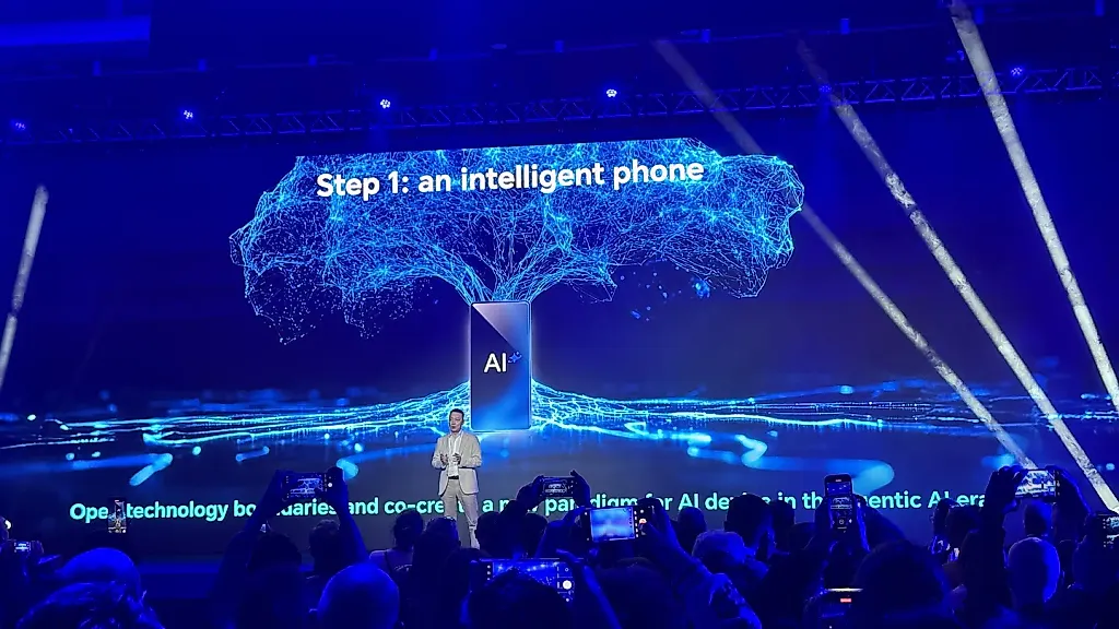 Honor превращается в 'компанию экосистемы AI-устройств' и обещает разработать 'суперумный' смартфон