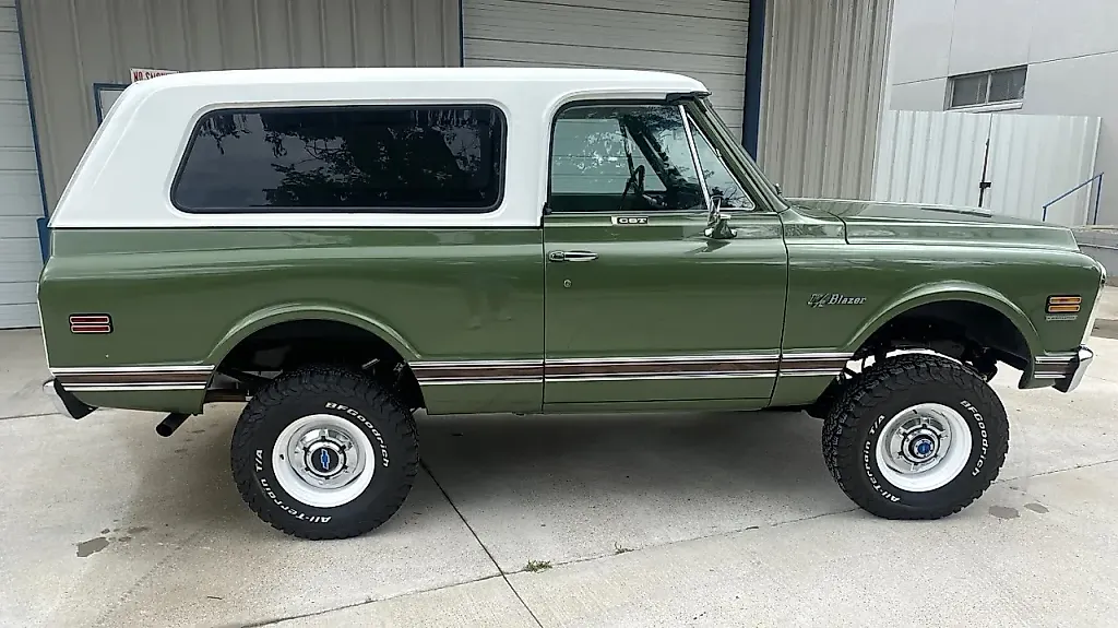 На волне ностальгии: 1972 Chevrolet K5 Blazer, который точно не боится быть полным клоном!