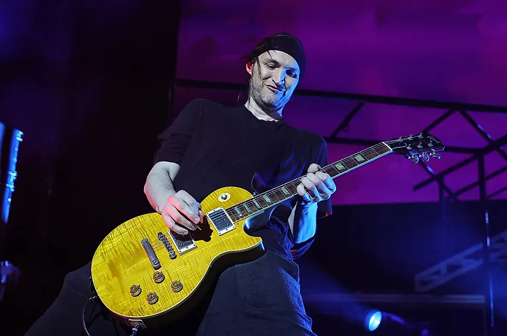 Джош Клингоффер: Гитарист Red Hot Chili Peppers уклонился от тюрьмы за аварийное убийство