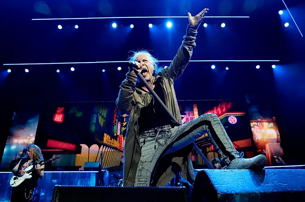 Iron Maiden просят убрать телефоны на концертах: «Пусть у вас будет только усталая рука!»