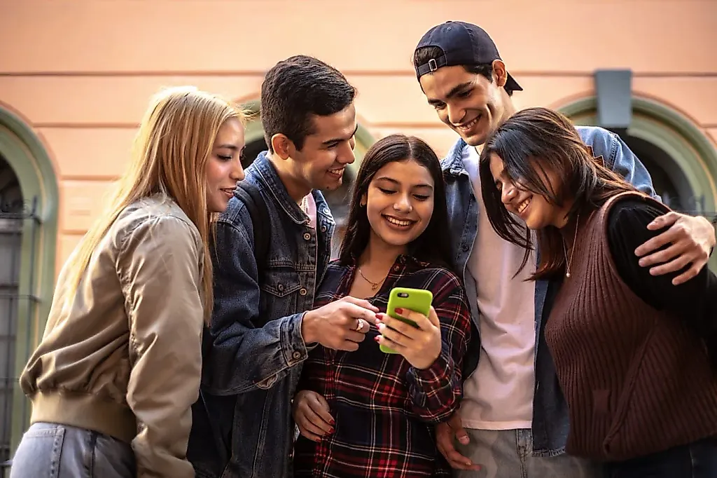 Словно спасатели: Великобритания следит за безопасностью детей в TikTok и Reddit