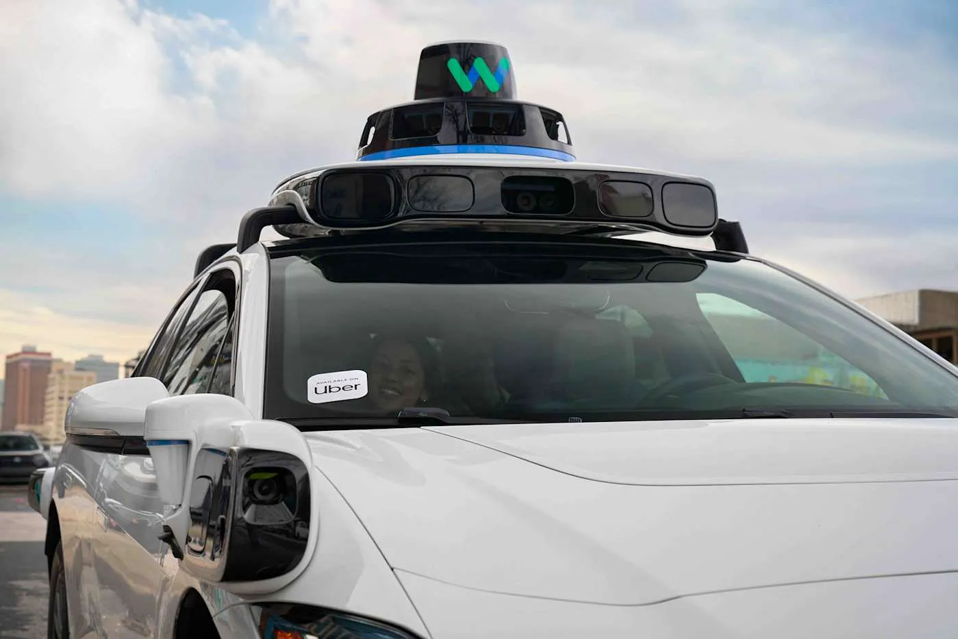 Роботакси Waymo и Uber стартуют в Остине с абсурдным контрастом