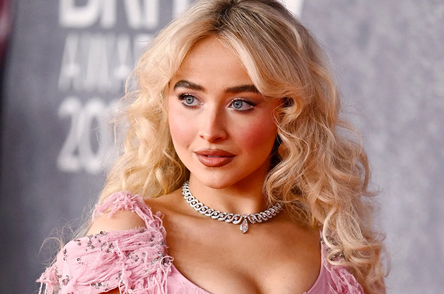 Обложка нового альбома Сабрины Карпентер: феминизм или откровенный сексизм?