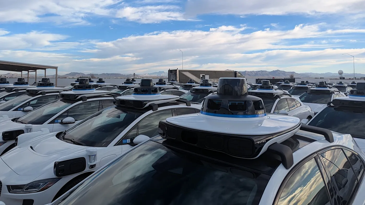 Нигде не спрячешься от роботакси: Waymo проложила новые маршруты по Калифорнии!