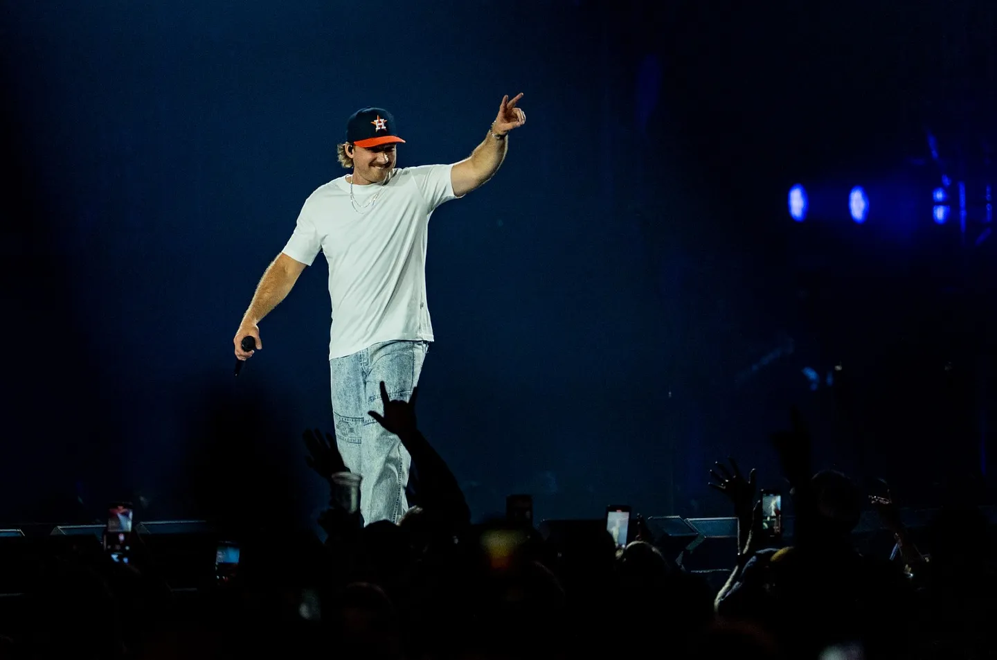 Морган Уоллен с легендами NFL и бизнесменом на запуске тура