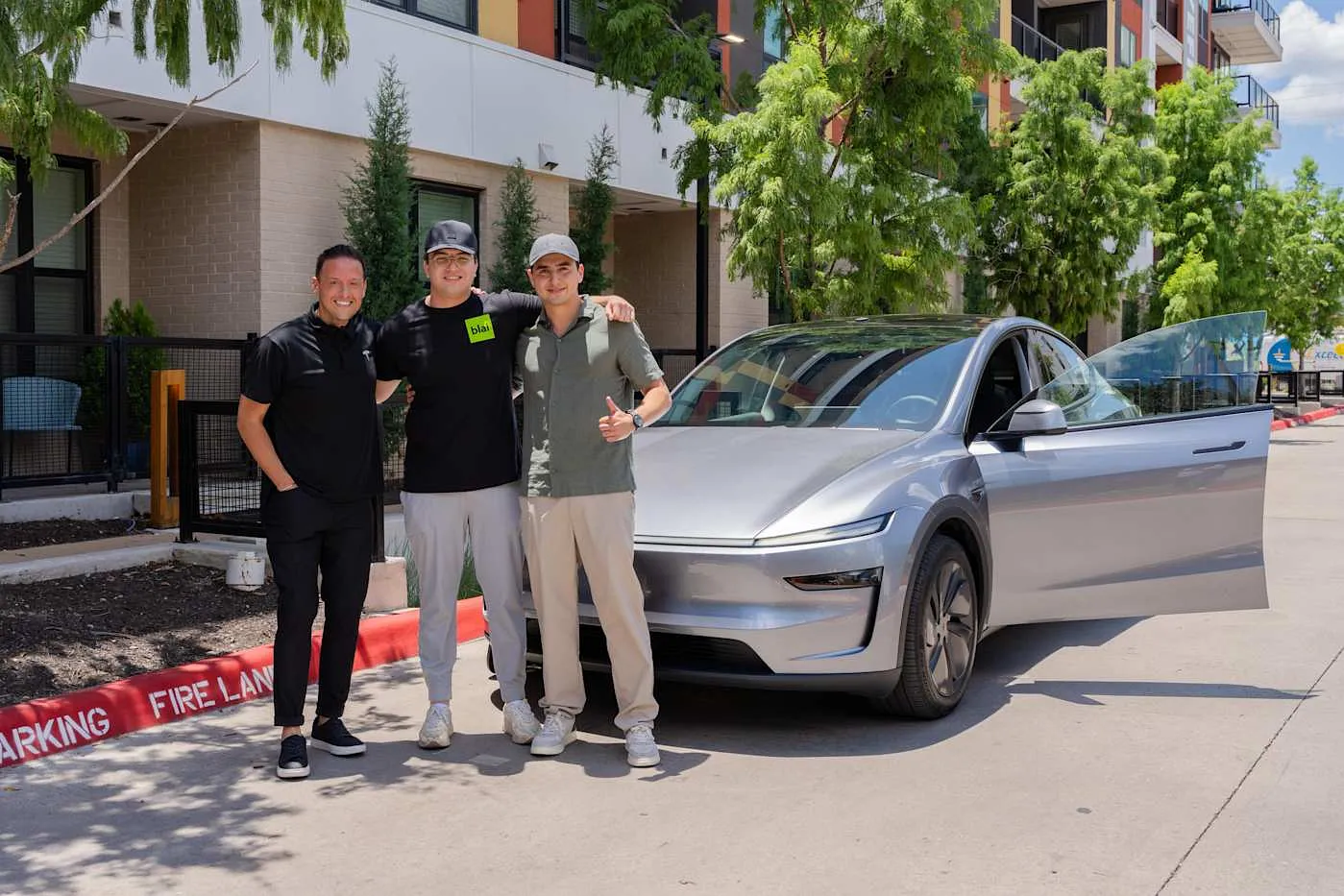 Tesla продемонстрировала свою первую полностью автономную доставку. Или как обеспечить себе дежурное радостное лицо