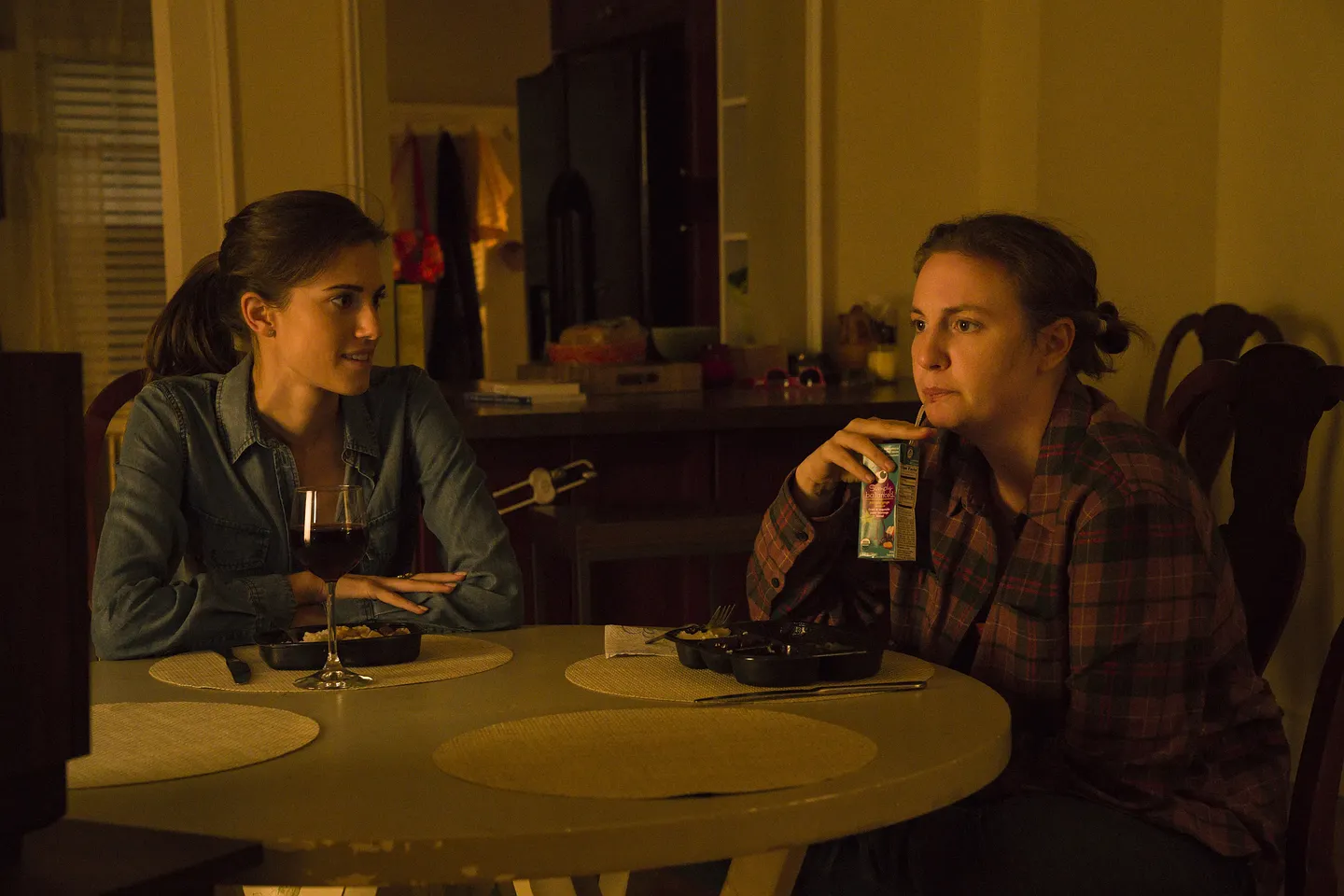 Лена Данэм размышляет о перезапуске сериала «Девочки»: «Я бы всегда работала с этим кастом»