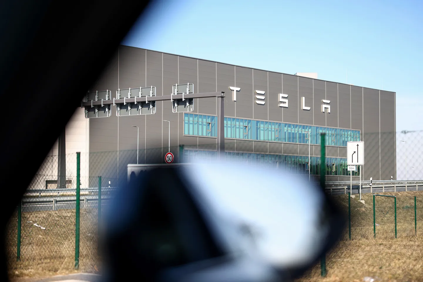 Tesla окажется перед судом из-за автопилота