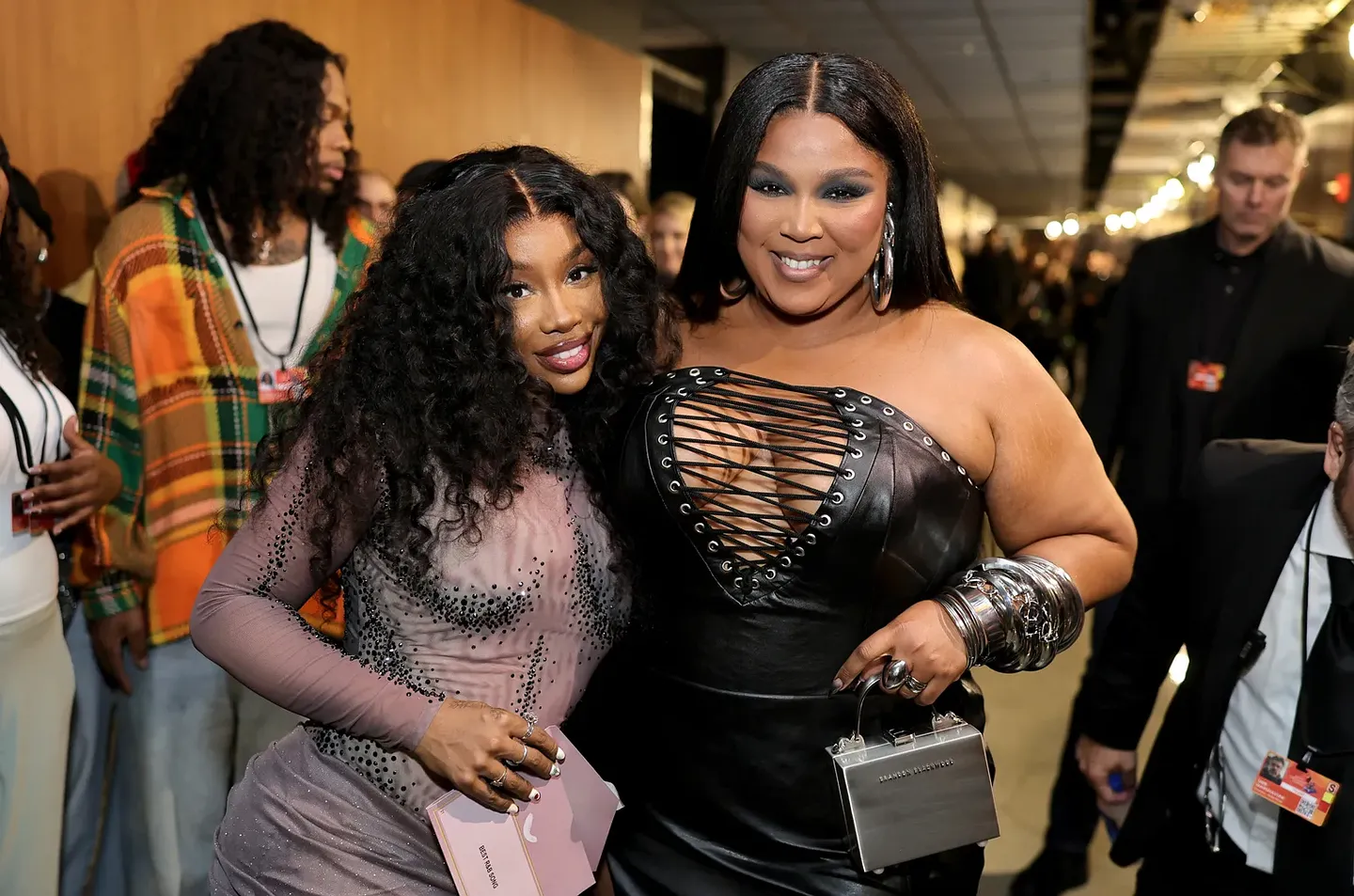 Лицо болит от смеха: Lizzo и SZA удивили Париж