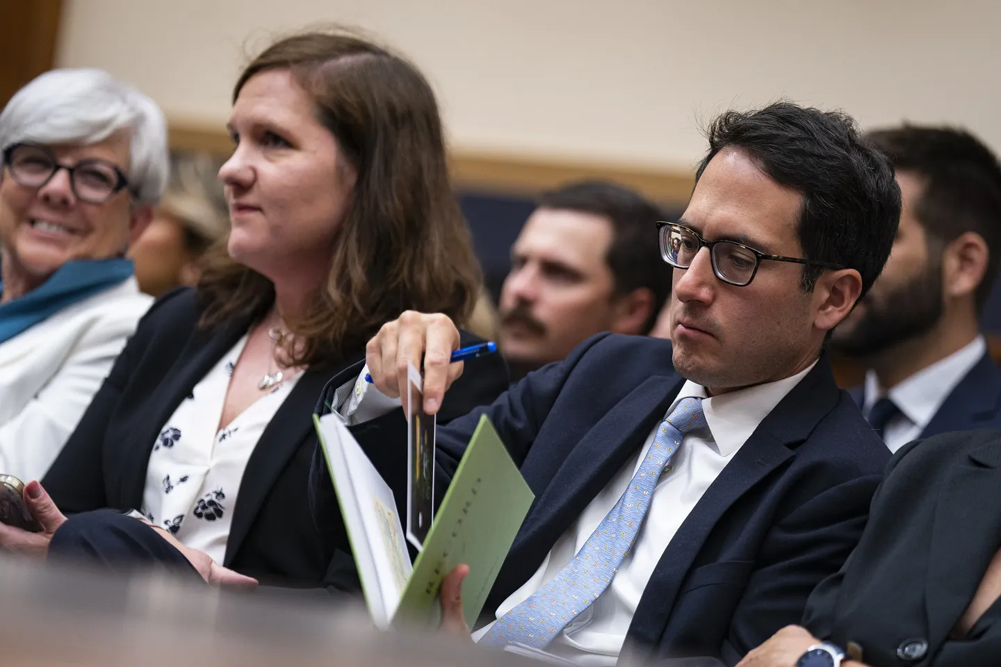 Демократ возвращается в FTC после незаконного увольнения Трампом