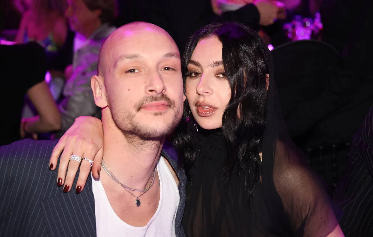 Charli XCX и Джордж Дэниел: свадьба со звёздами, селфи и cамым коротким гостевым листом