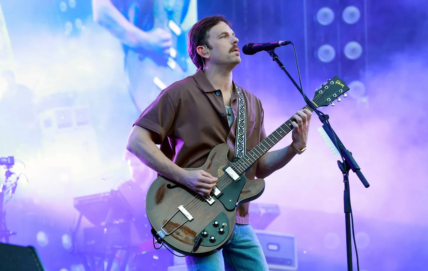 Kings Of Leon выходят на сцену после «странной травмы» солиста