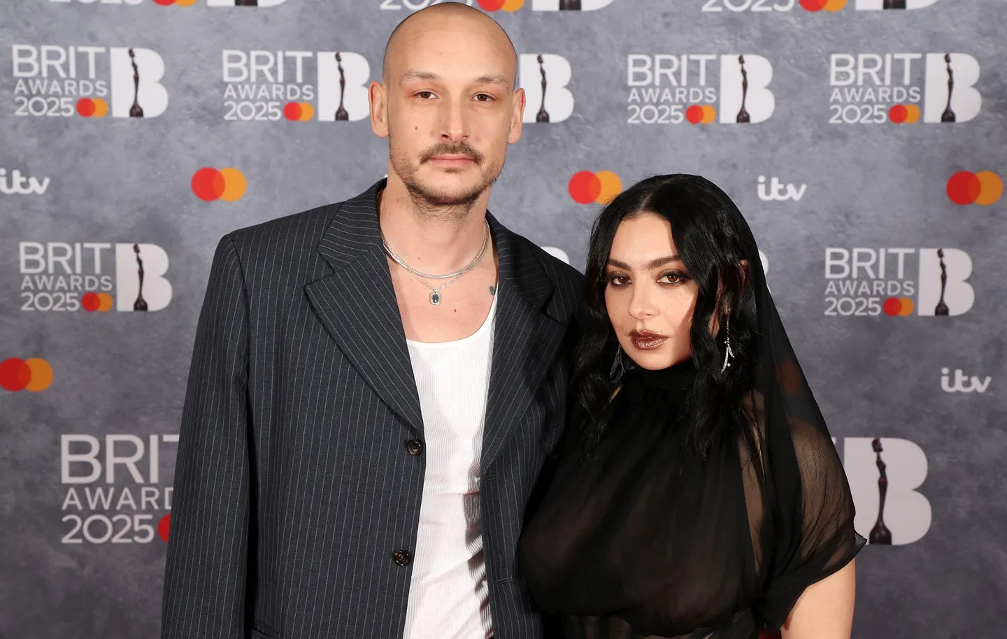 Charli XCX вышла замуж и шантажировала жениха слезами