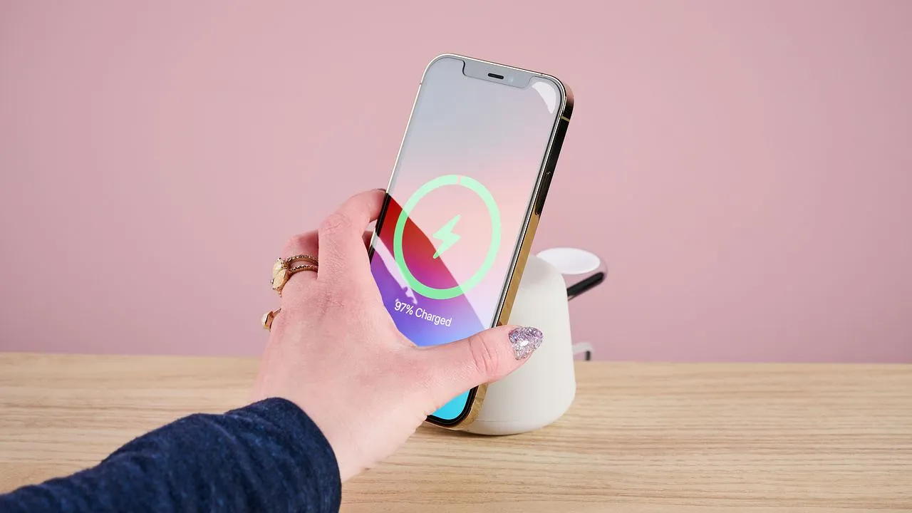 Qi2 ускоряет беспроводную зарядку: iPhone 16 и Android в деле