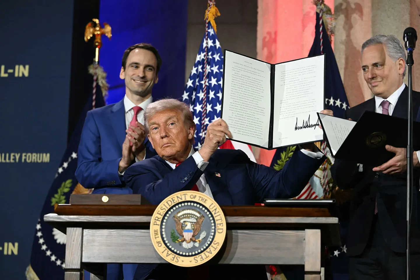Подарок Трампа индустрии ИИ – или как американские корпорации получили свою золотую жилу