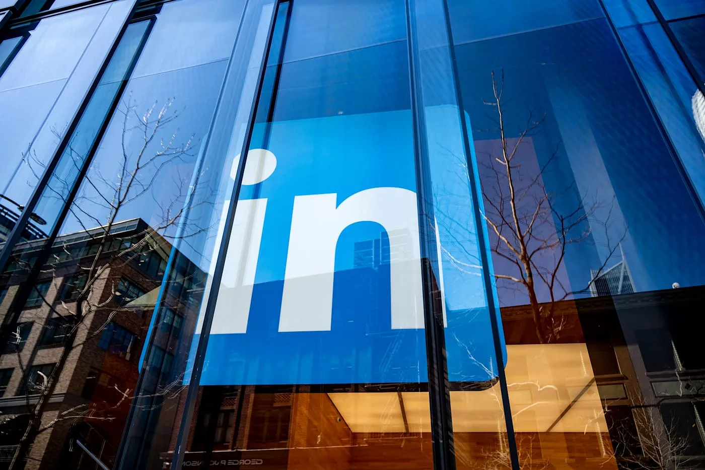 LinkedIn изменил политику по трансгендерам