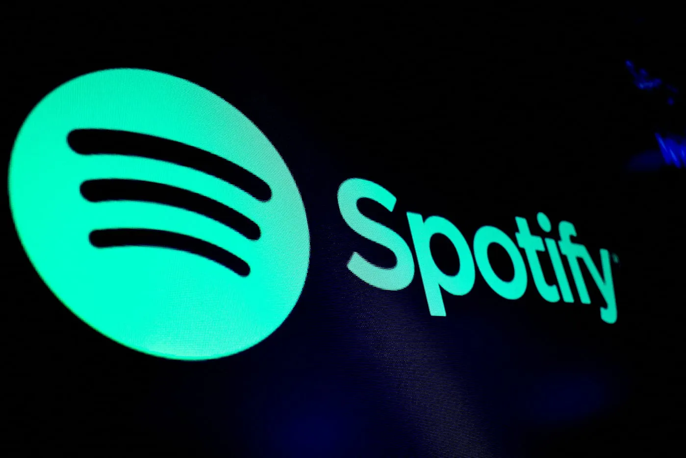 Spotify требует скан лица в Британии для взрослого контента