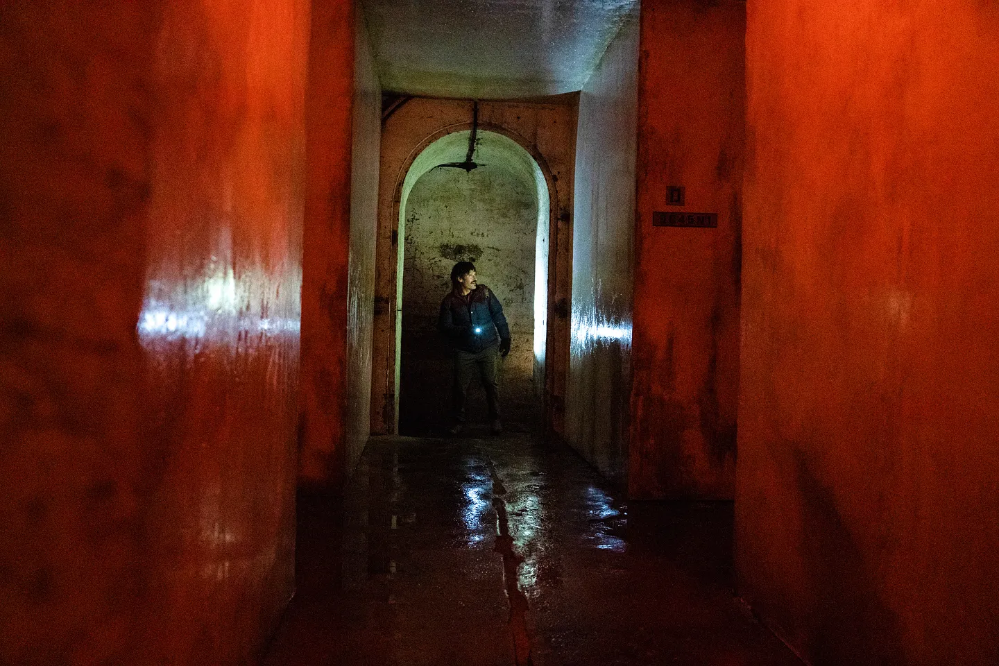 Тайная архитектура глупости: как интерьеры эскалируют истерию в комедии «Friendship»