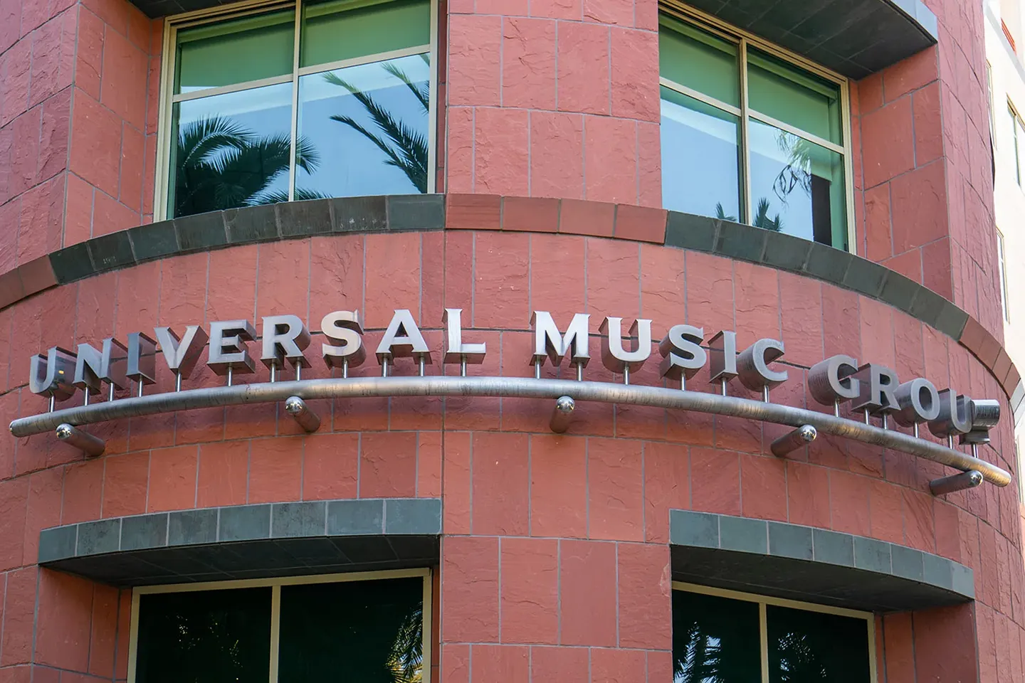 Universal Music Group: игра на нервах инвесторов и обещания для суперфанов