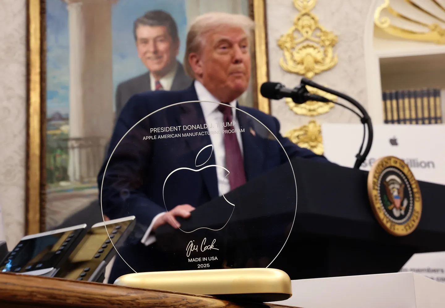 Apple вручила Трампу статуэтку из золота и стекла