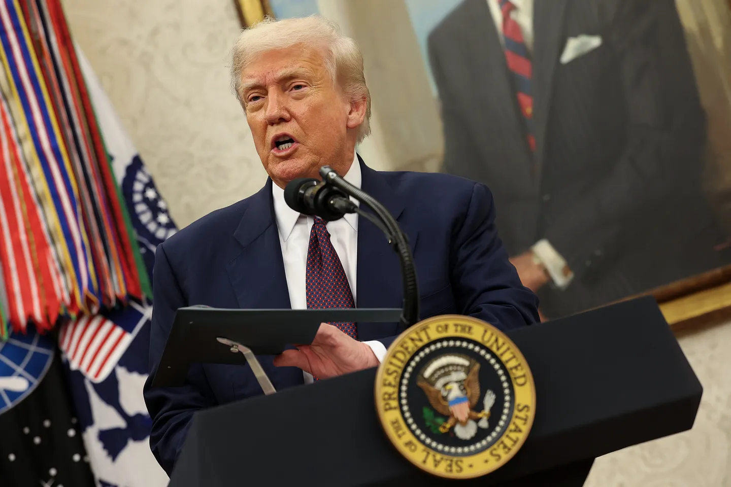 Трамп грозит 100%-ной пошлиной на чипы — но с лазейкой для избранных