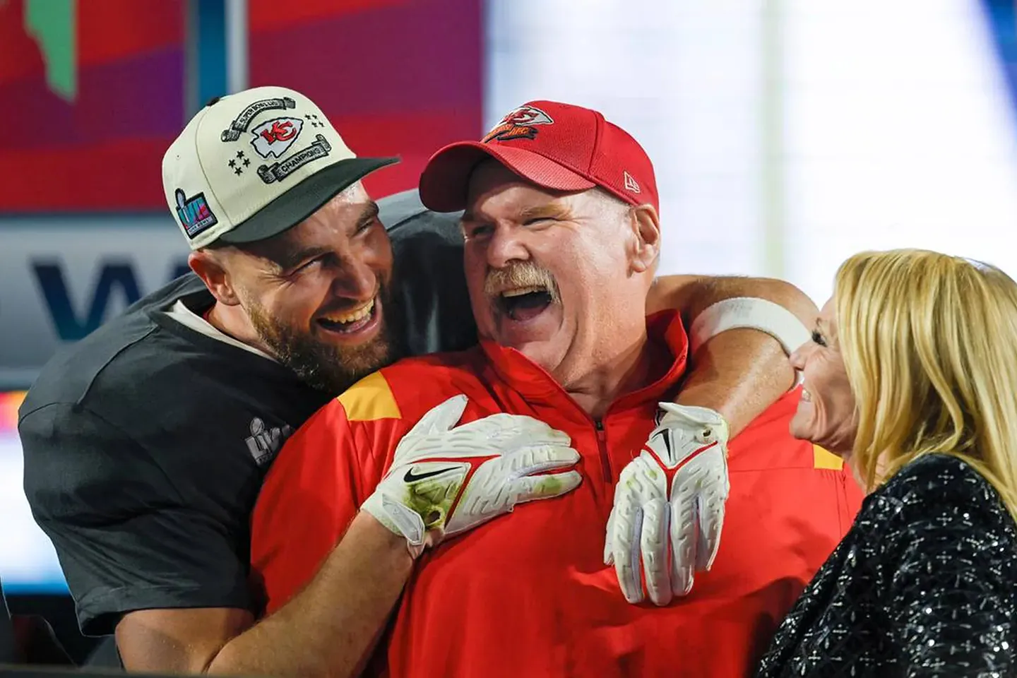 Тренер Chiefs обещает раскрыть секреты на "странной свадьбе" Свифт и Келси