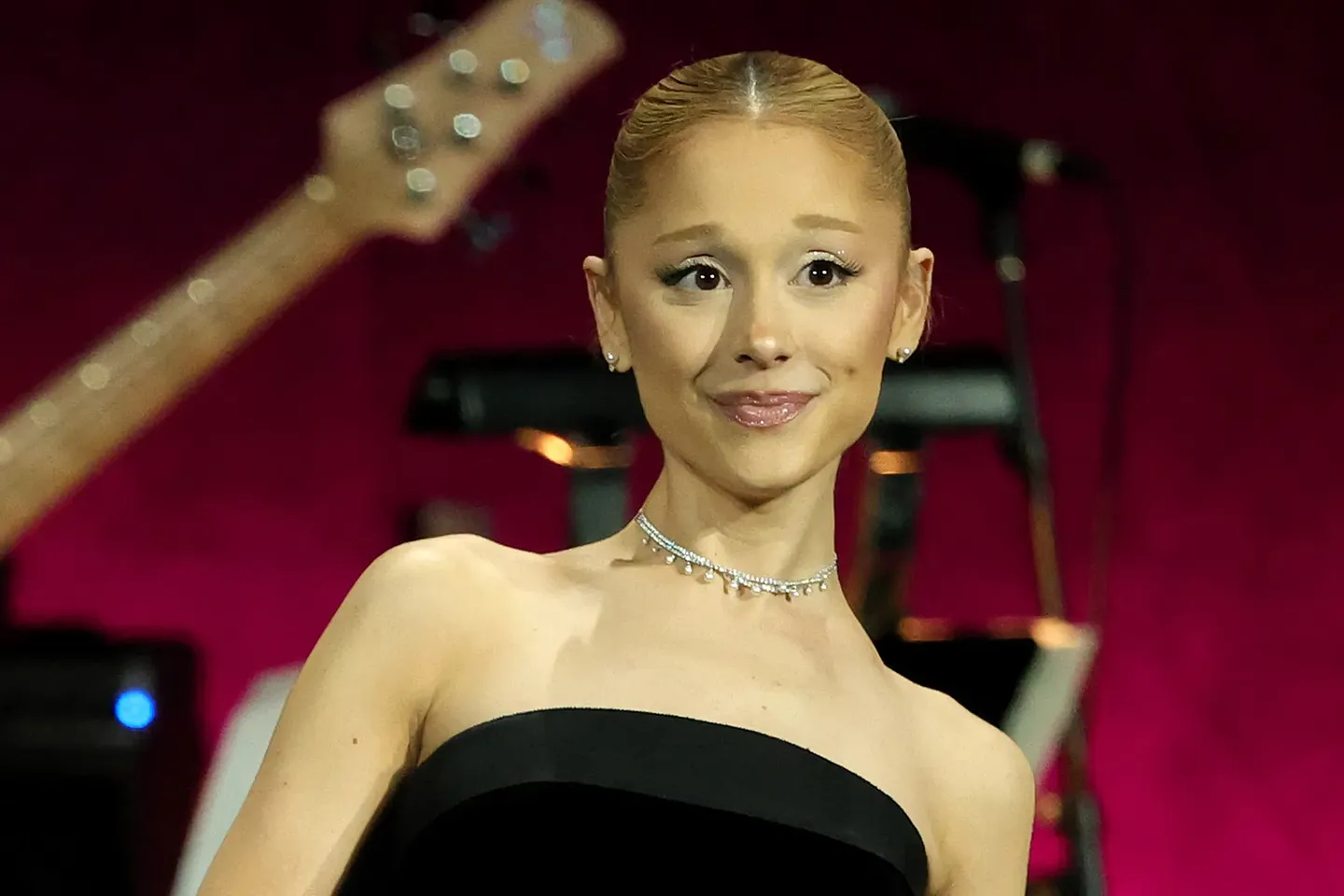 Ariana Grande поет Disney-хит, красится и смеётся над жизнью