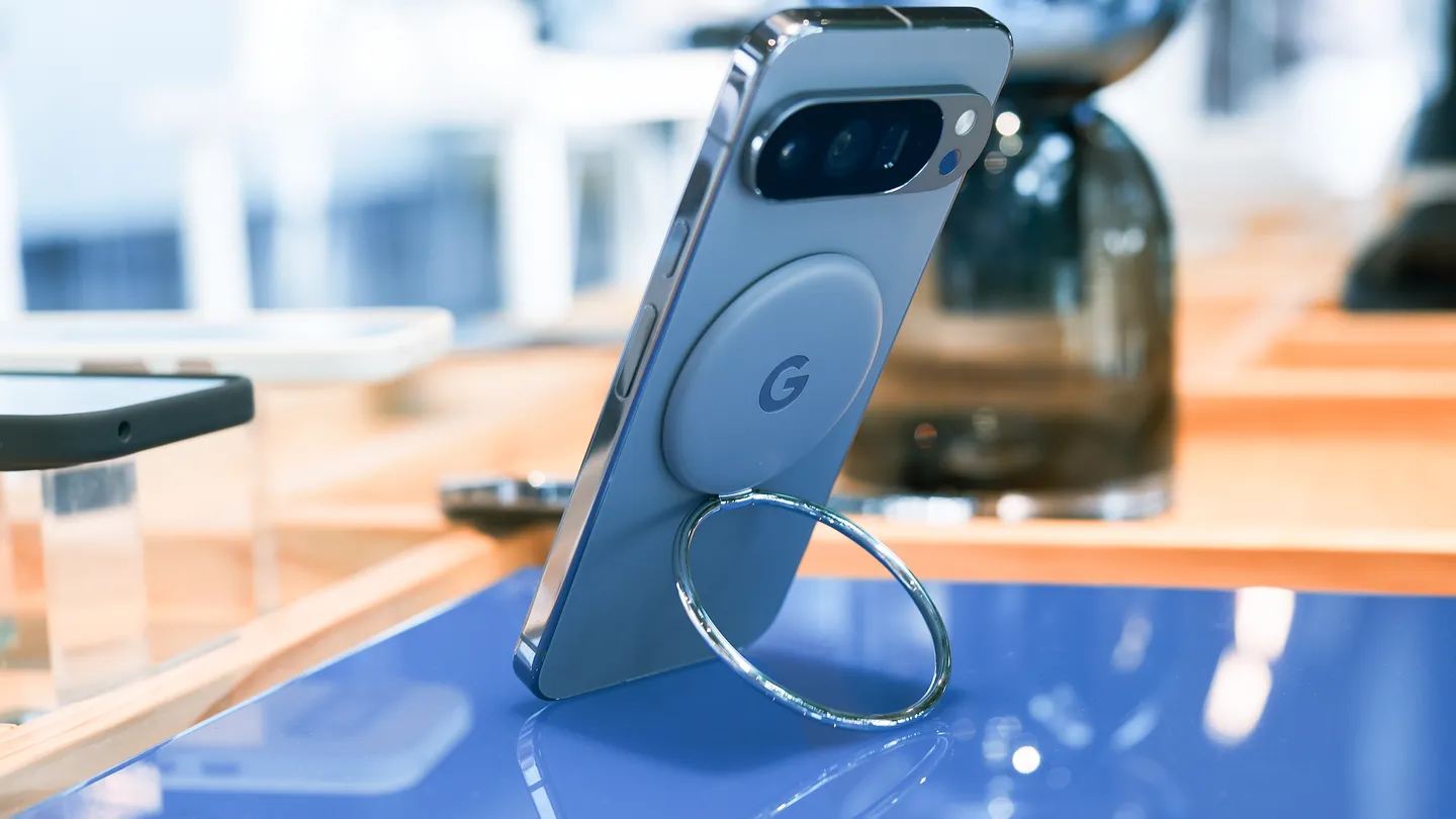 Google убрала Battery Share с Pixel 10: жертва ради Qi2