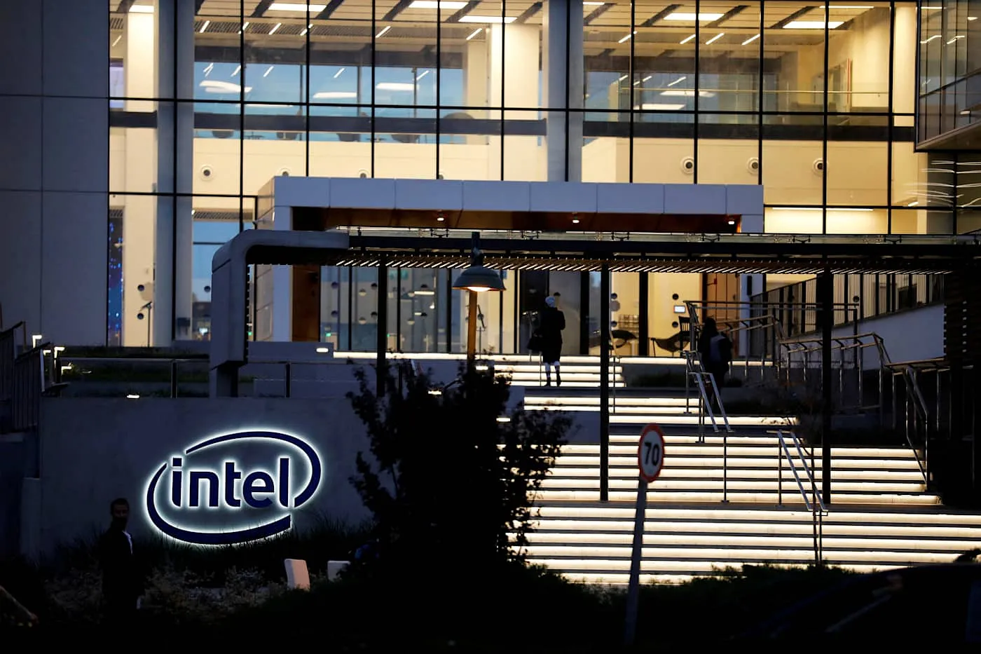 Государство США становится крупнейшим акционером Intel