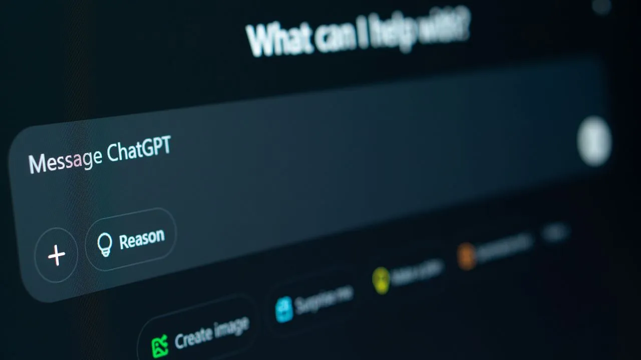 ChatGPT научили звать на помощь: OpenAI, психика и гуманизм