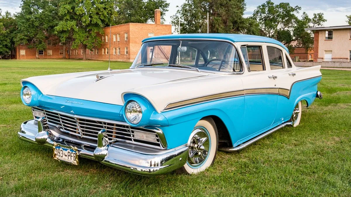Раритет из 50-х снова в деле: 1957 Ford Custom 300 ищет нового владельца