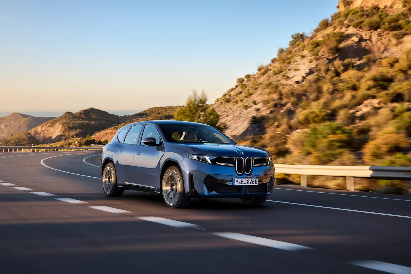 BMW iX3: Новая эра электромобилей с «суперразумом» и сверхзарядкой