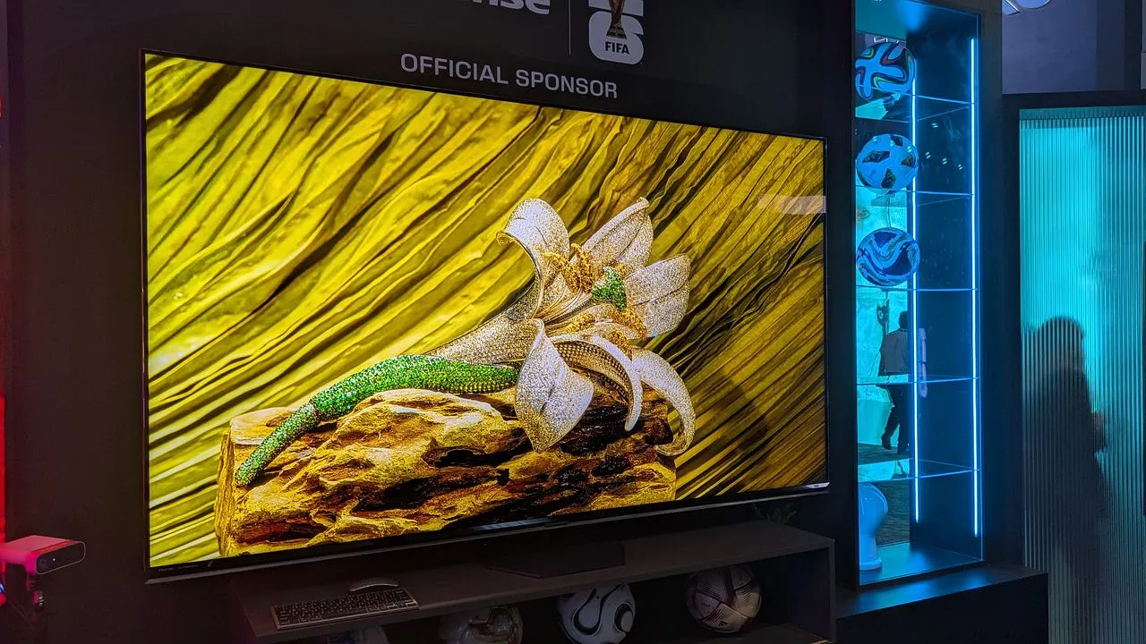 Hisense показала новый RGB mini-LED телевизор в реалистичном размере, претендующий на конкуренцию с OLED