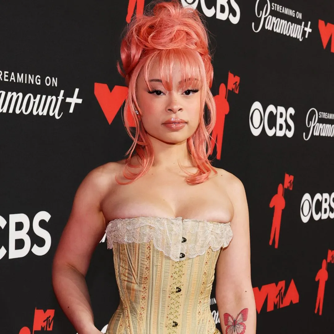 Ice Spice на красной дорожке MTV VMA 2025: корсеты, ностальгия и дружба со Swift