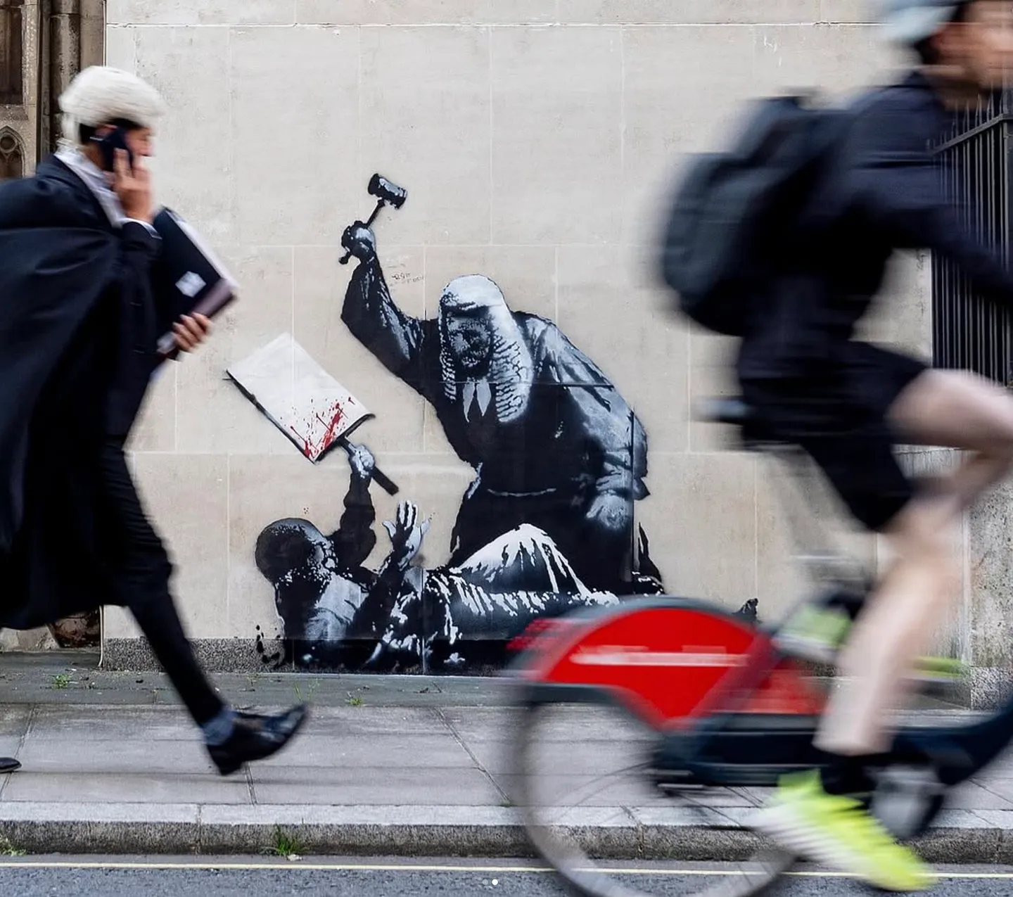 Banksy нарисовал судью, избивающего протестующего после массовых арестов в Лондоне